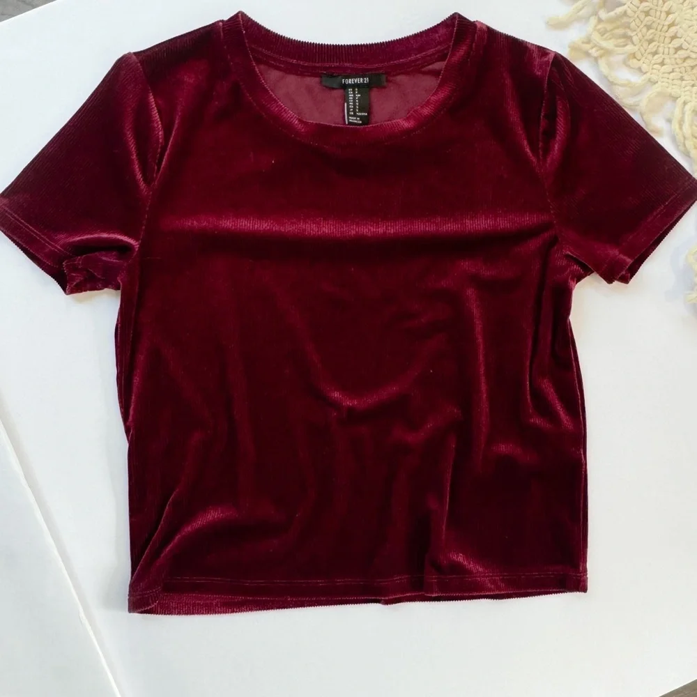 Forever 21 burgundy ribbed velvet short sleeve top - Picture 3 of 5